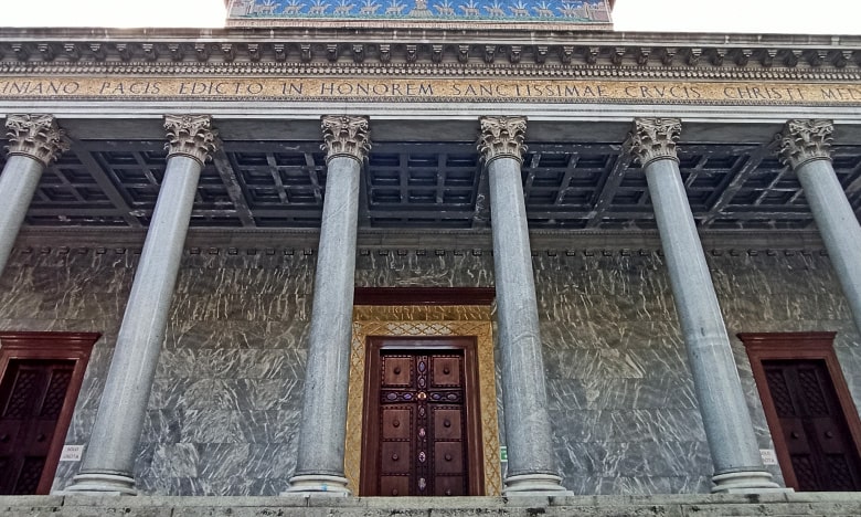 portico dellachiesa di santa croce a milano