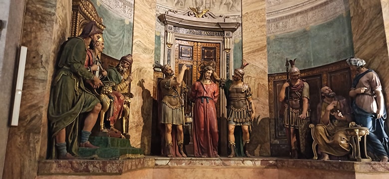 gruppo scultoreo della cattura e condanna del Cristo all'interno della chiesa di san sepolcro a Milano