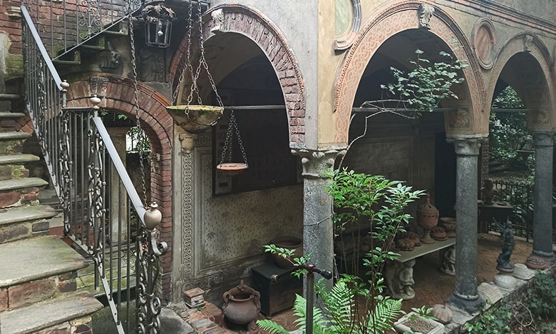 un antico monasteroricostruito nel giardino di casa Cislaghi a Milano in via San Martino,5