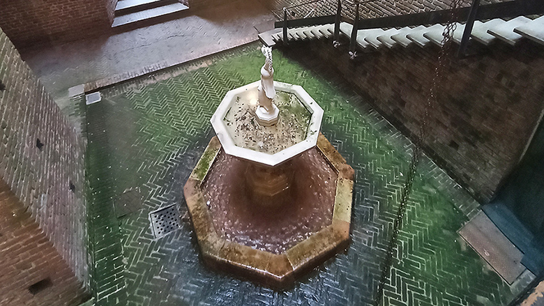 castello sforzesco fontana misteriosa con drago visconteo