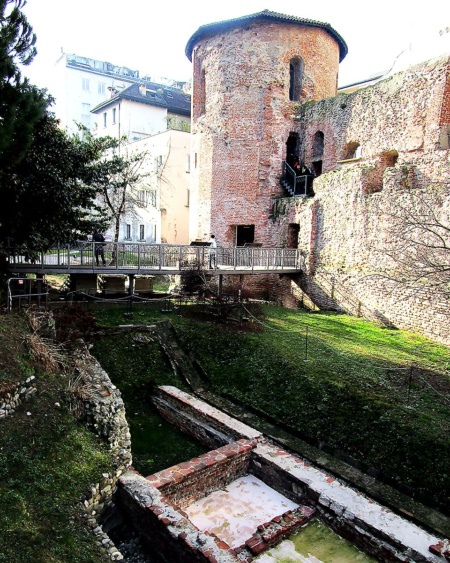 Torre poligonale e mure romane